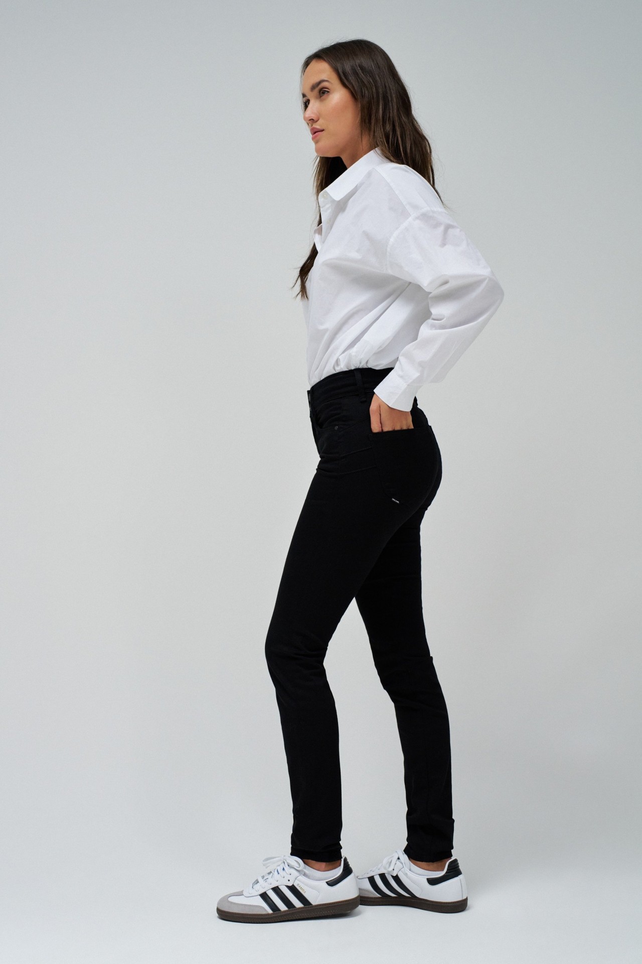SECRET PUSH IN SKINNY JEANS