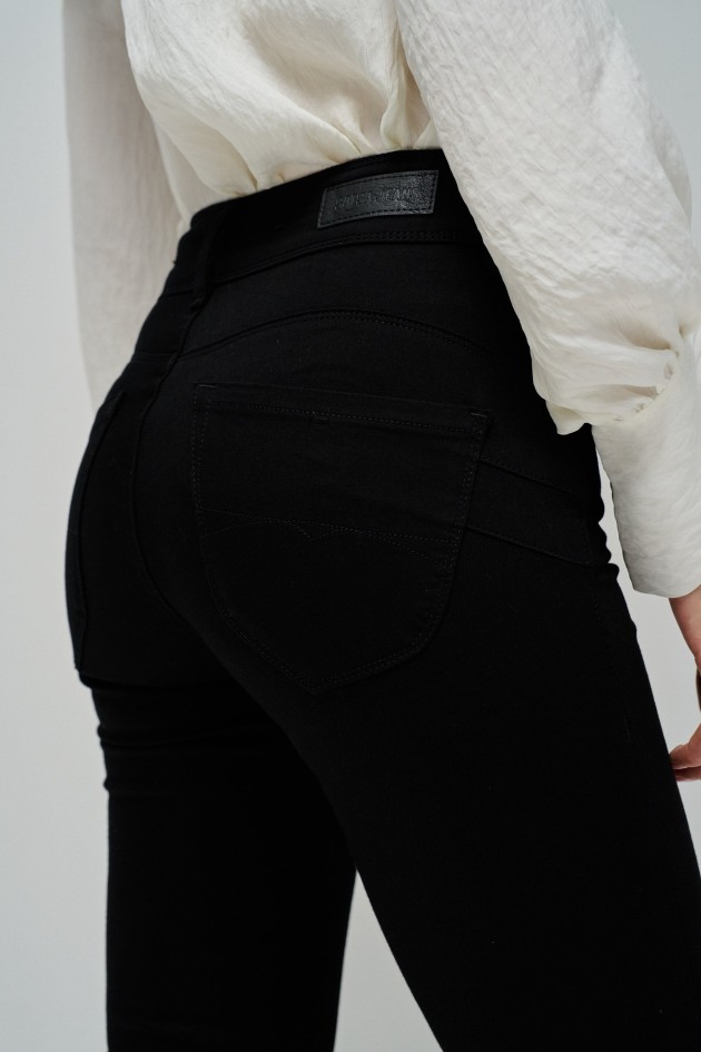 SECRET PUSH IN SLIM JEANS