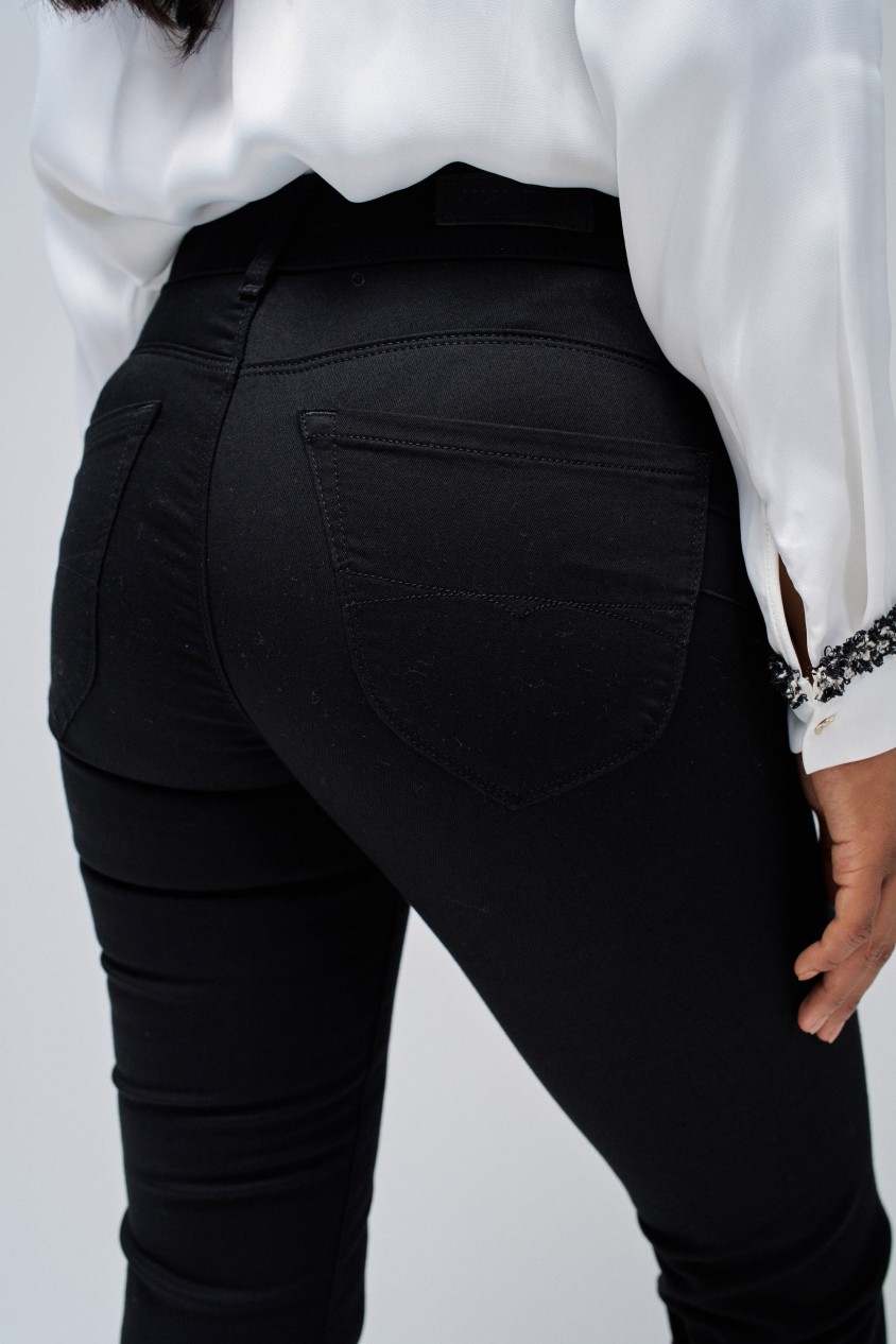 SECRET PUSH IN BOOTCUT JEANS