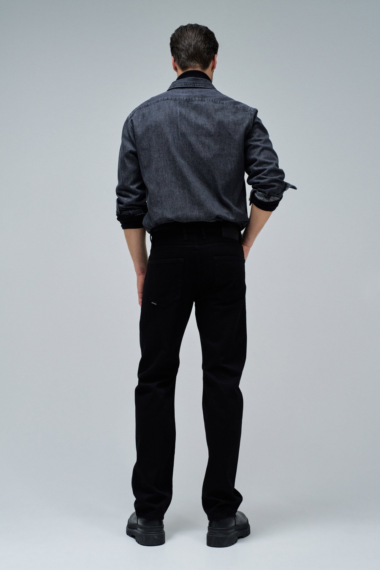 STRAIGHT FIT JEANS