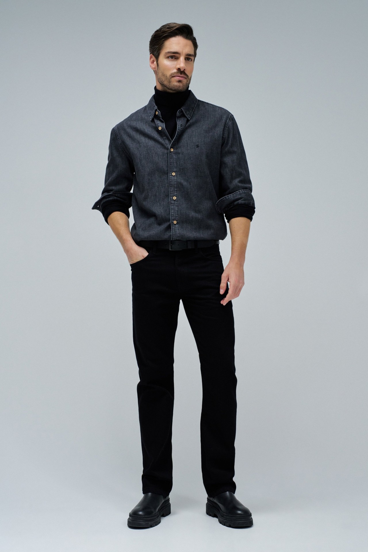 STRAIGHT FIT JEANS