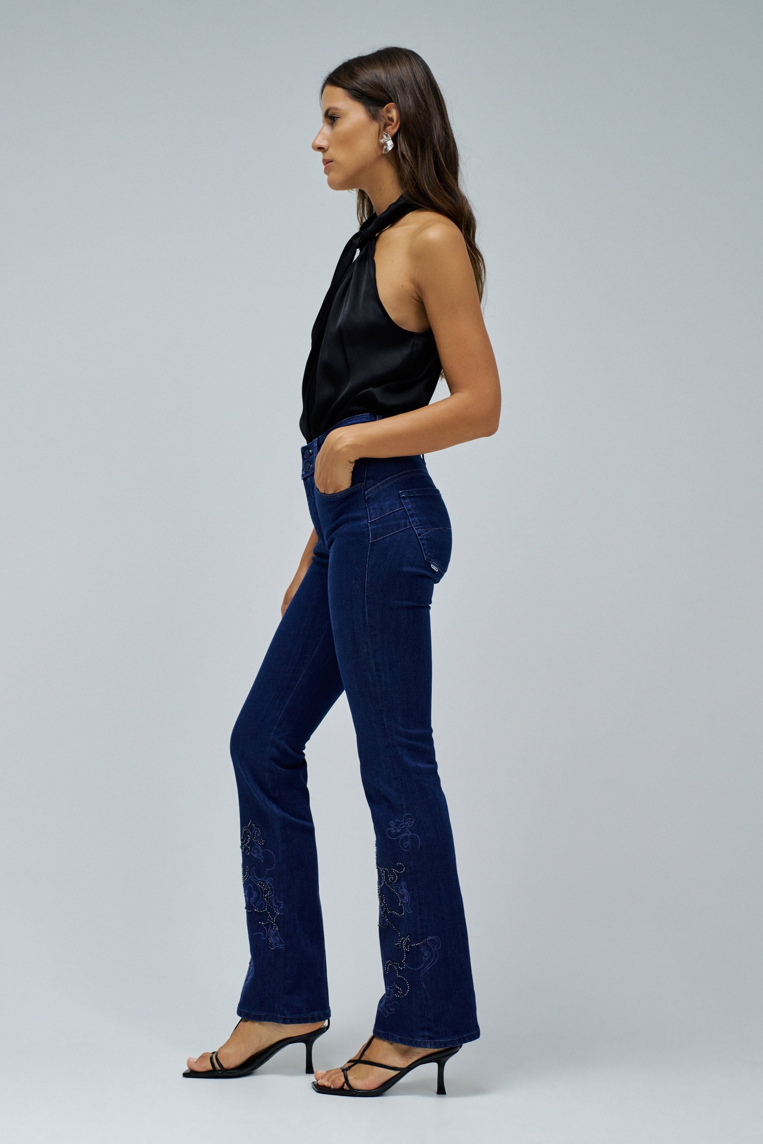 SECRET PUSH IN BOOTCUT JEANS