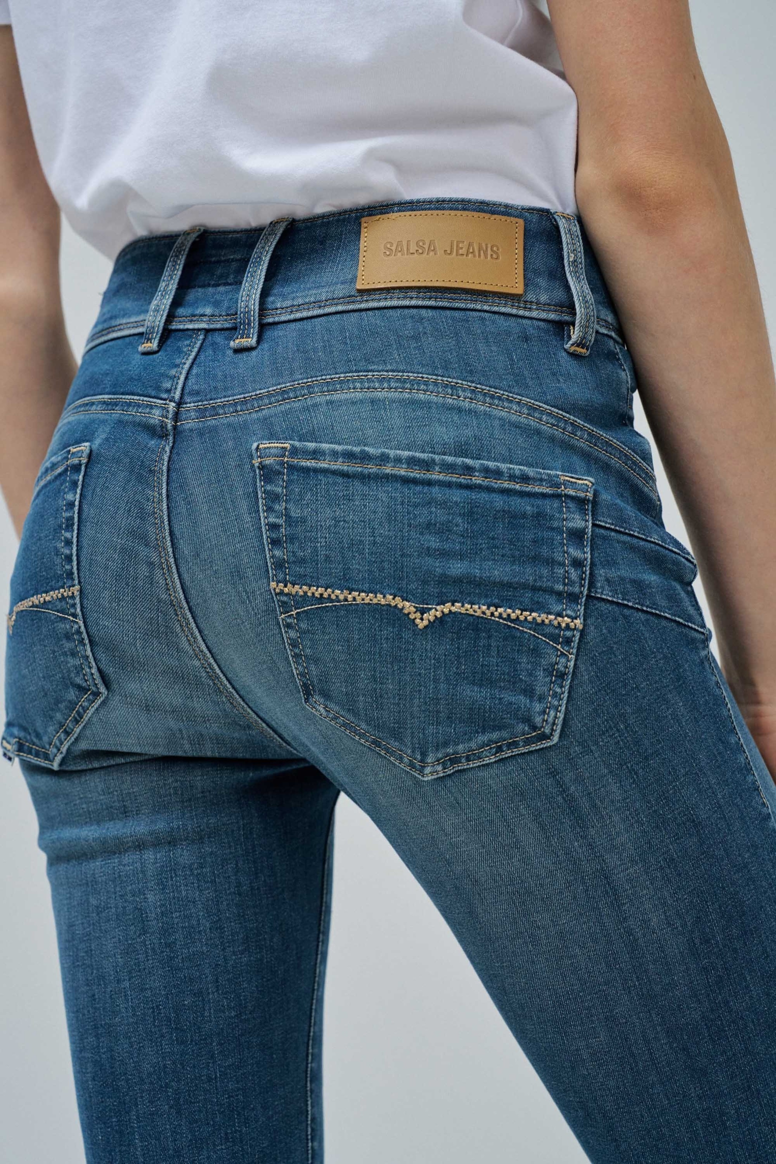 SECRET PUSH IN CROPPED SLIM JEANS