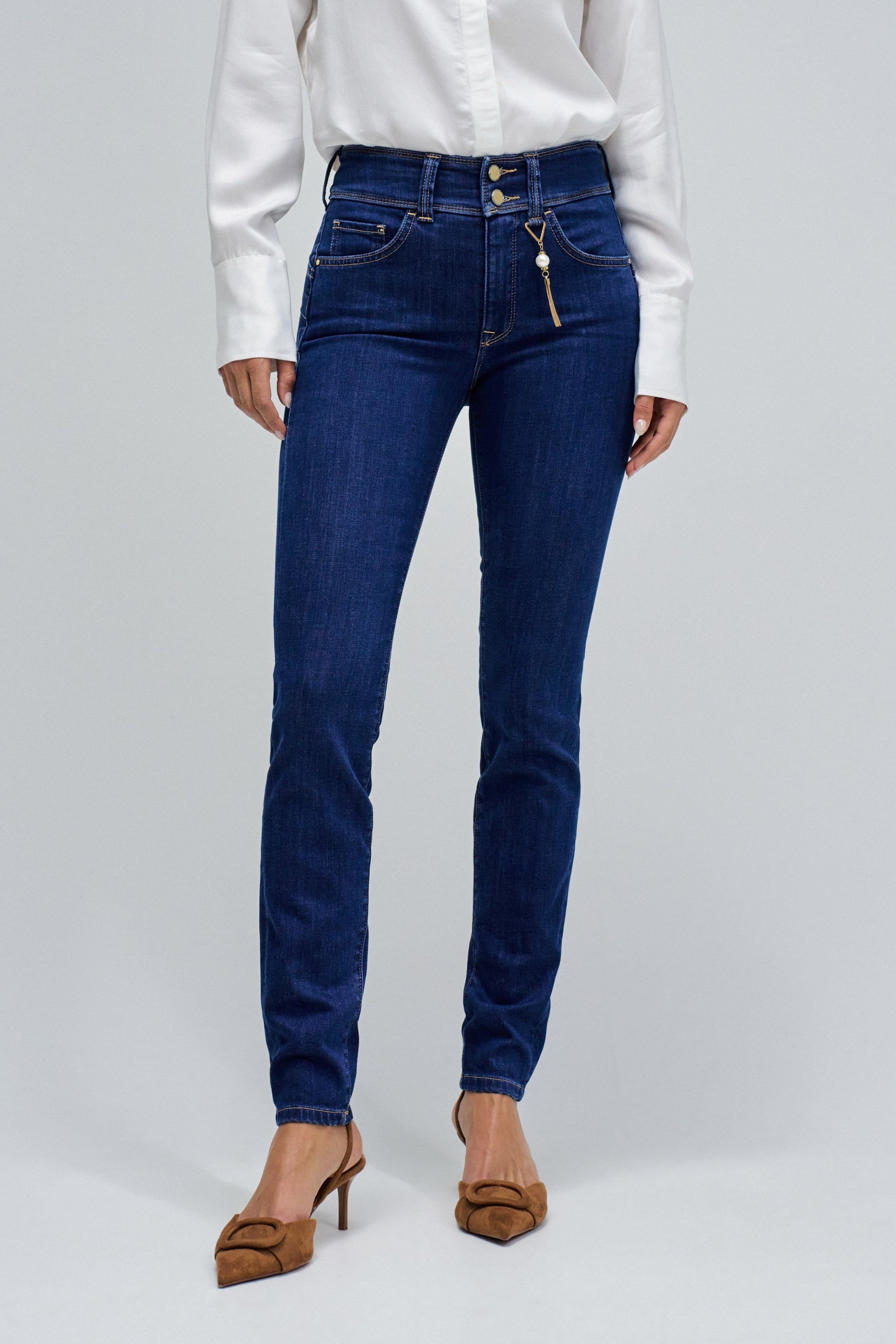 SECRET PUSH IN SKINNY JEANS