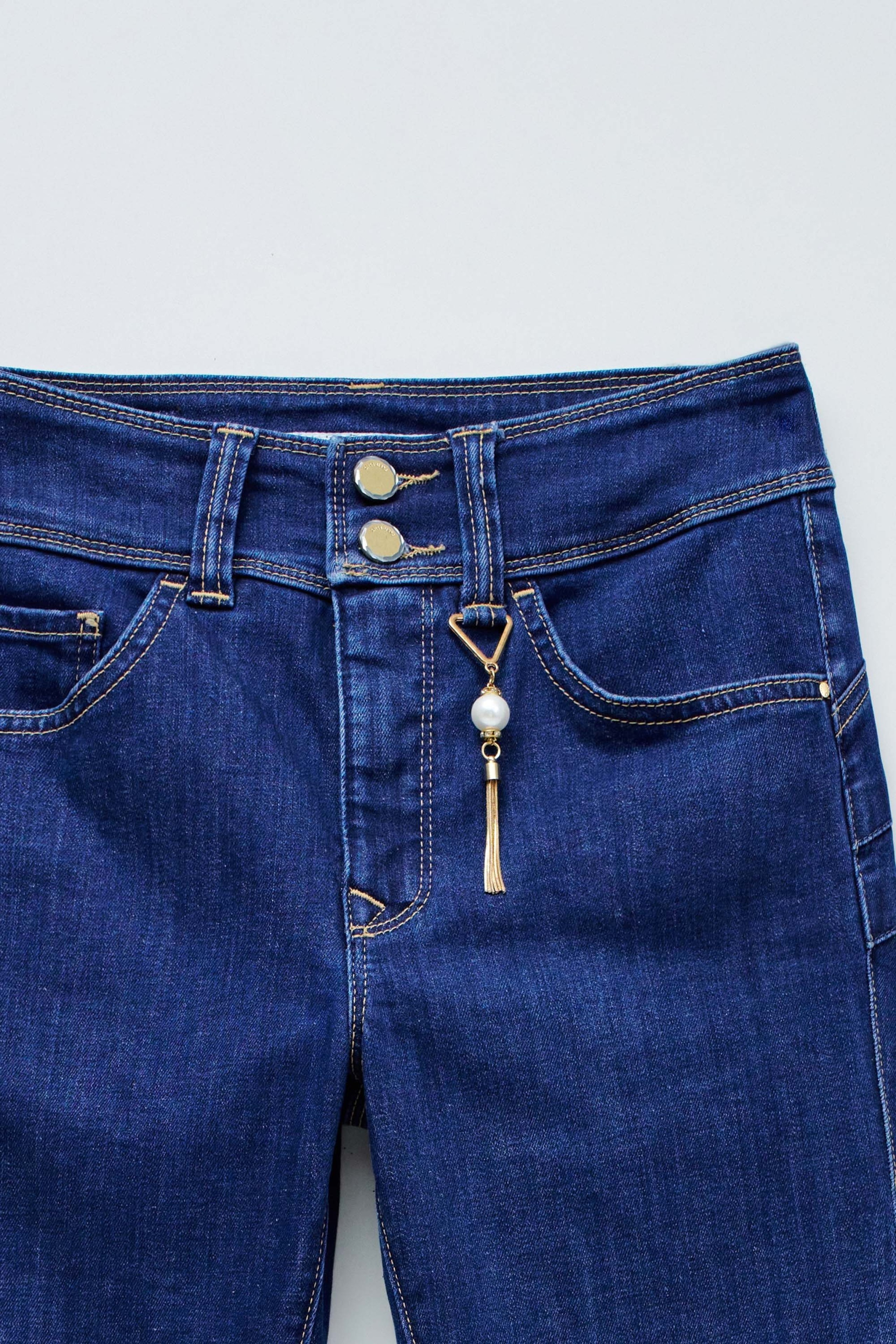 SECRET PUSH IN SKINNY JEANS