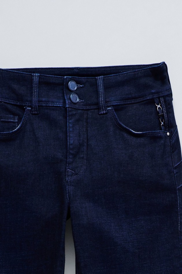 SECRET PUSH IN SLIM JEANS
