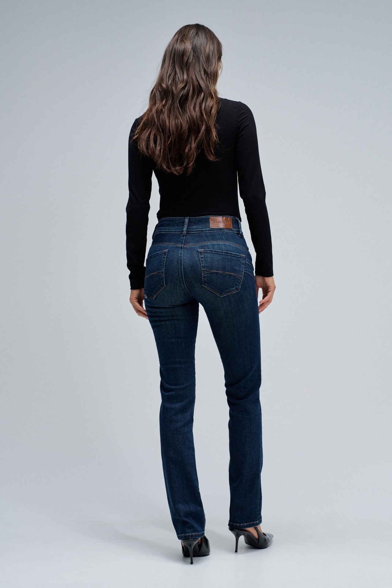 SECRET PUSH IN SLIM JEANS