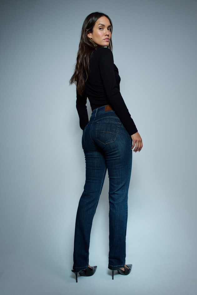 SECRET PUSH IN SLIM JEANS