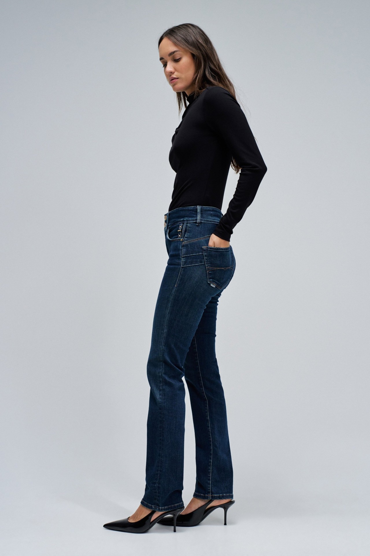 SECRET PUSH IN SLIM JEANS