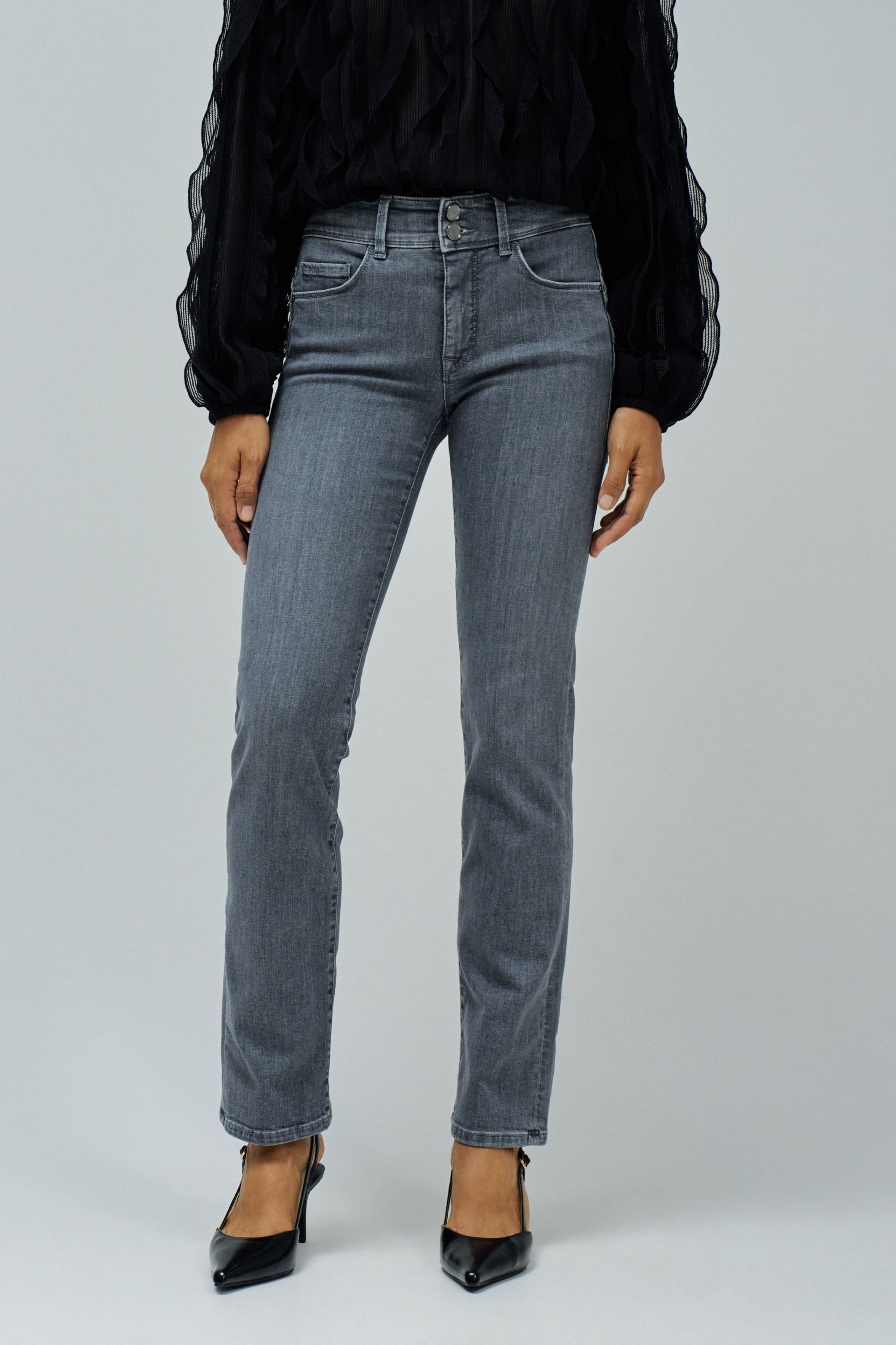 SECRET PUSH IN STRAIGHT JEANS