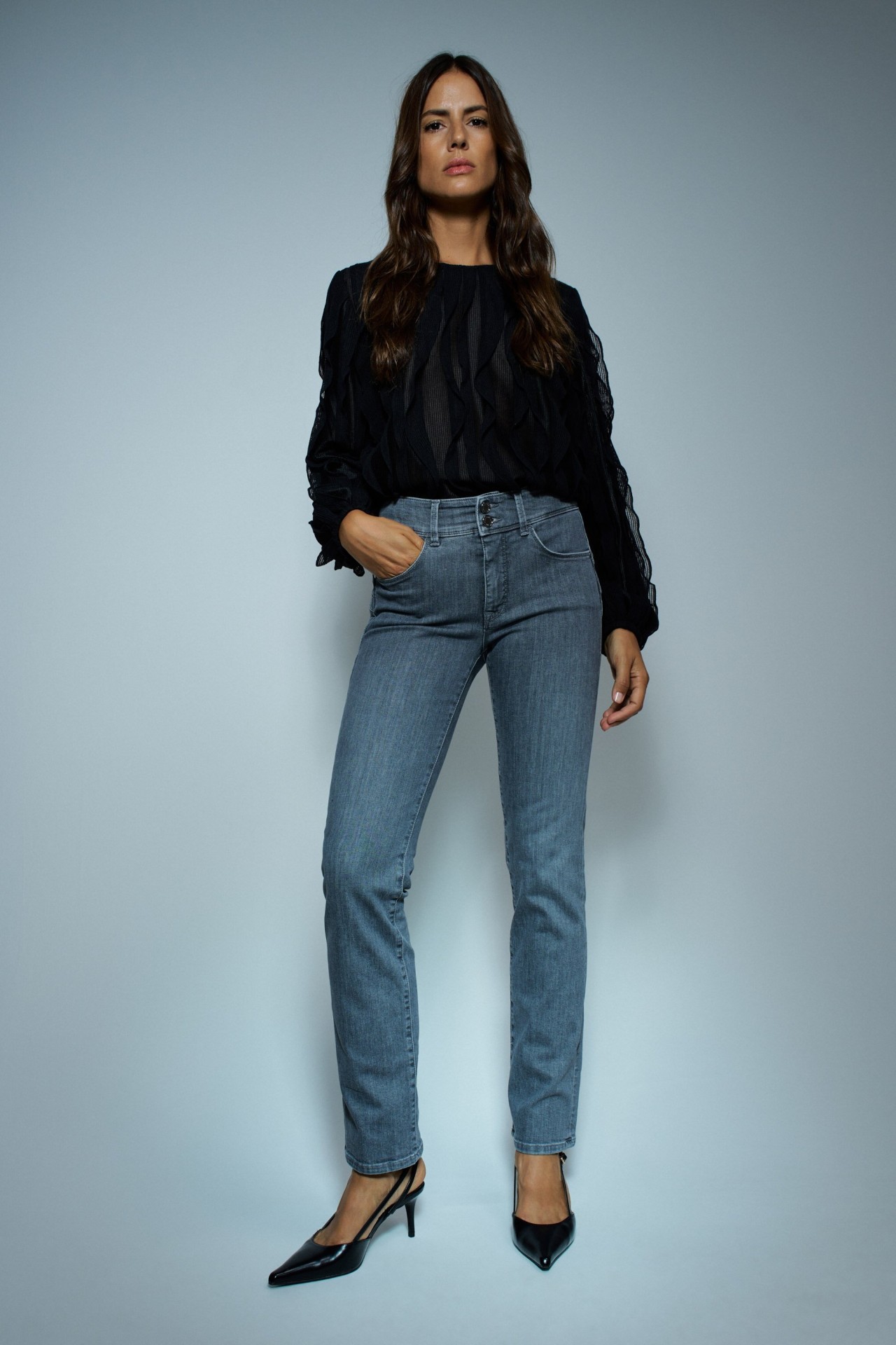 SECRET PUSH IN STRAIGHT JEANS