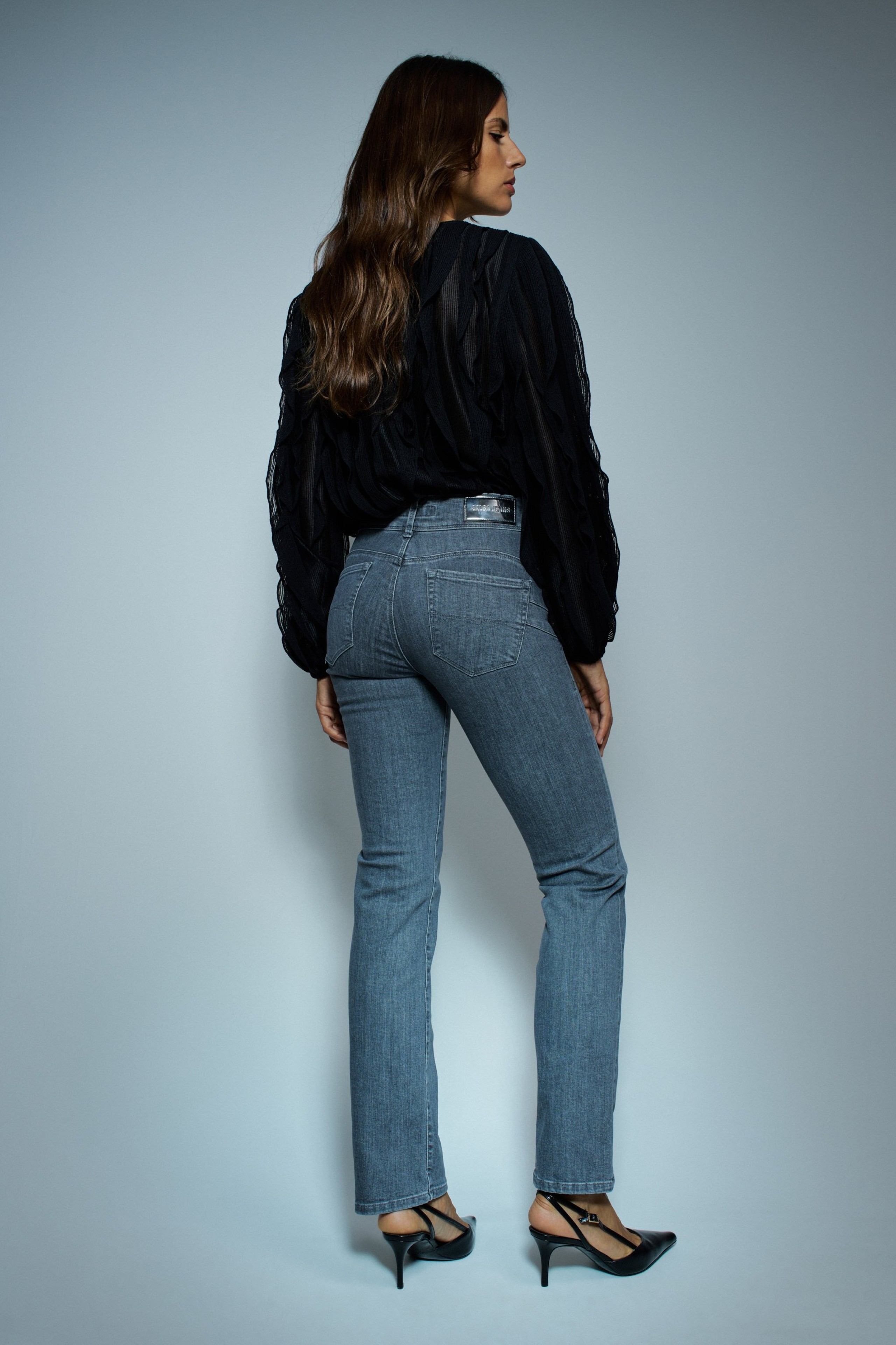 SECRET PUSH IN STRAIGHT JEANS