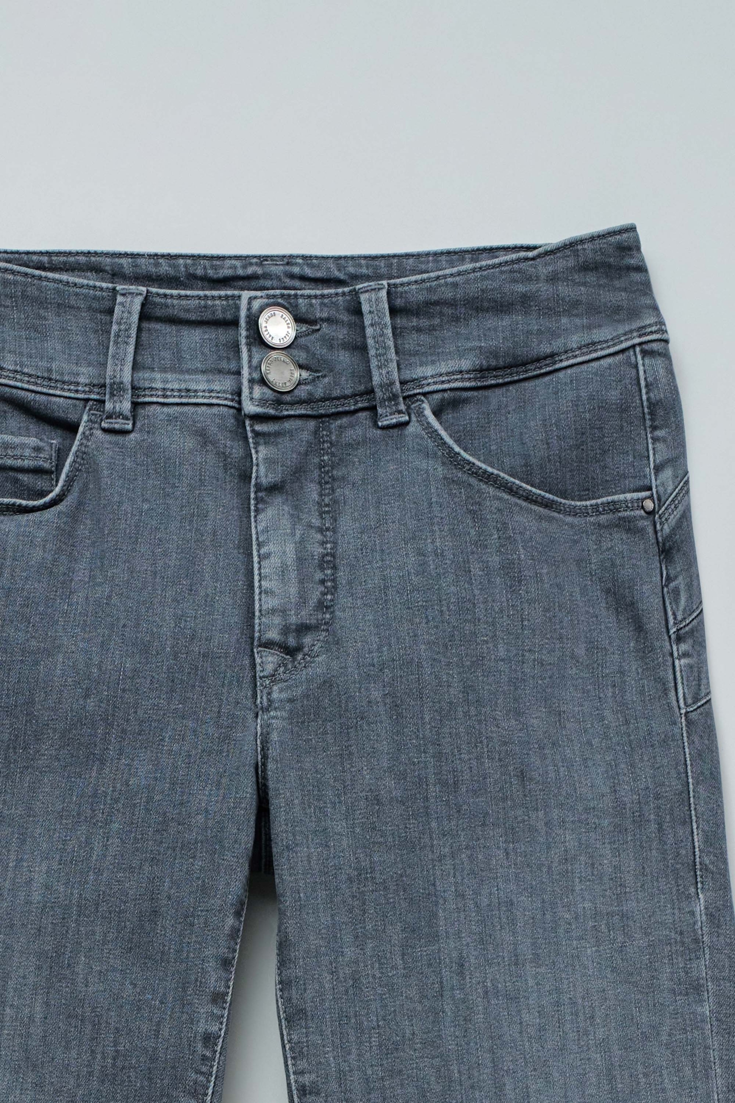 SECRET PUSH IN STRAIGHT JEANS