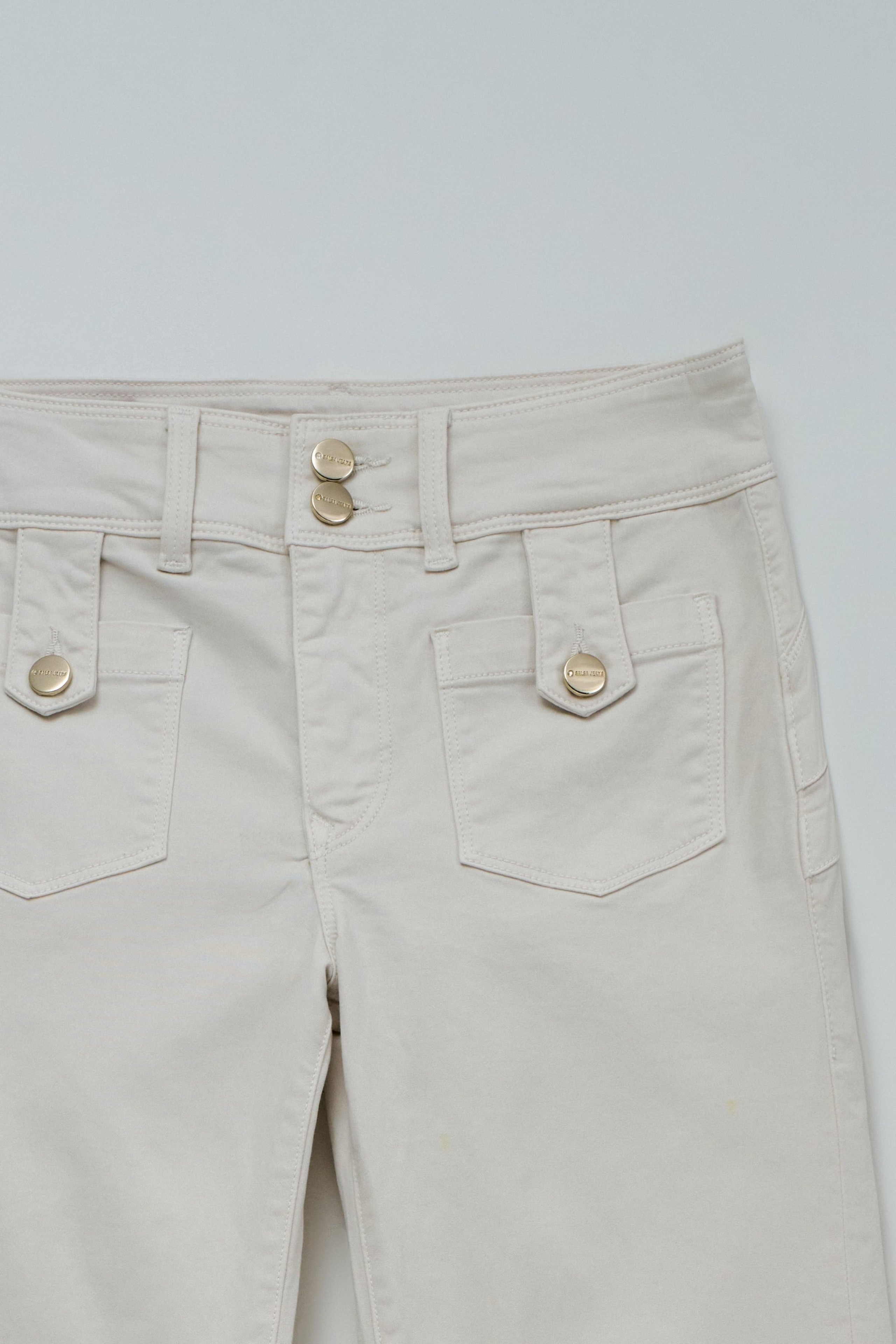 SECRET PUSH IN STRAIGHT JEANS