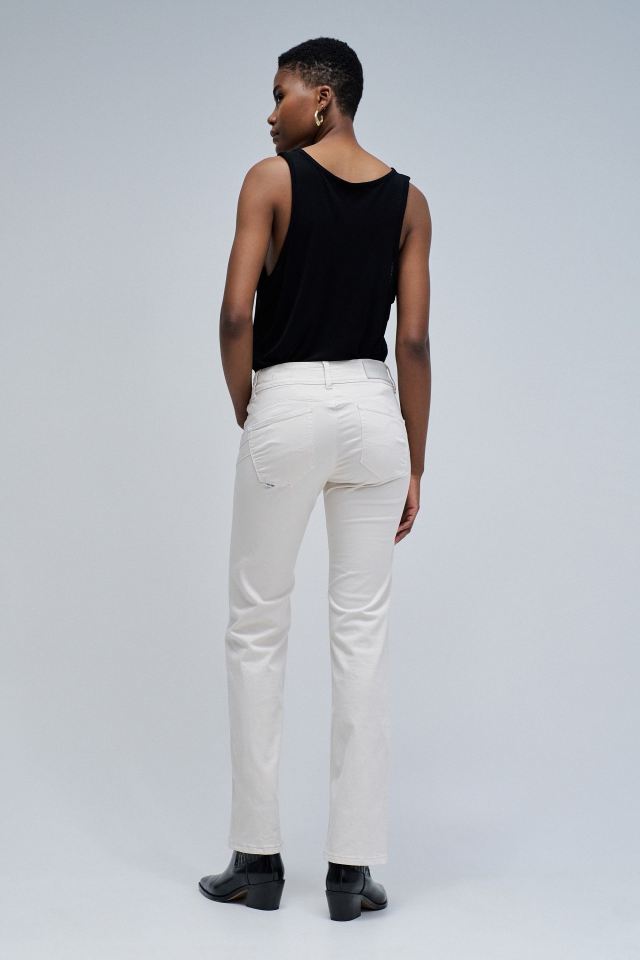 SECRET PUSH IN STRAIGHT JEANS