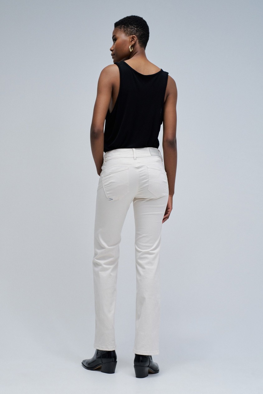 SECRET PUSH IN STRAIGHT JEANS