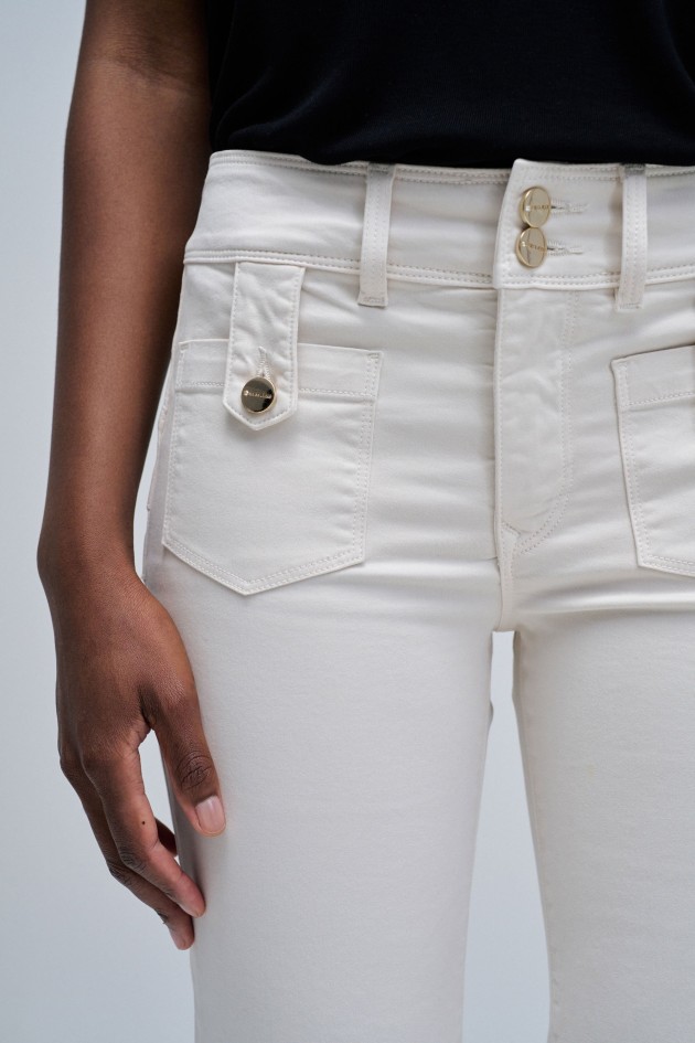 SECRET PUSH IN STRAIGHT JEANS