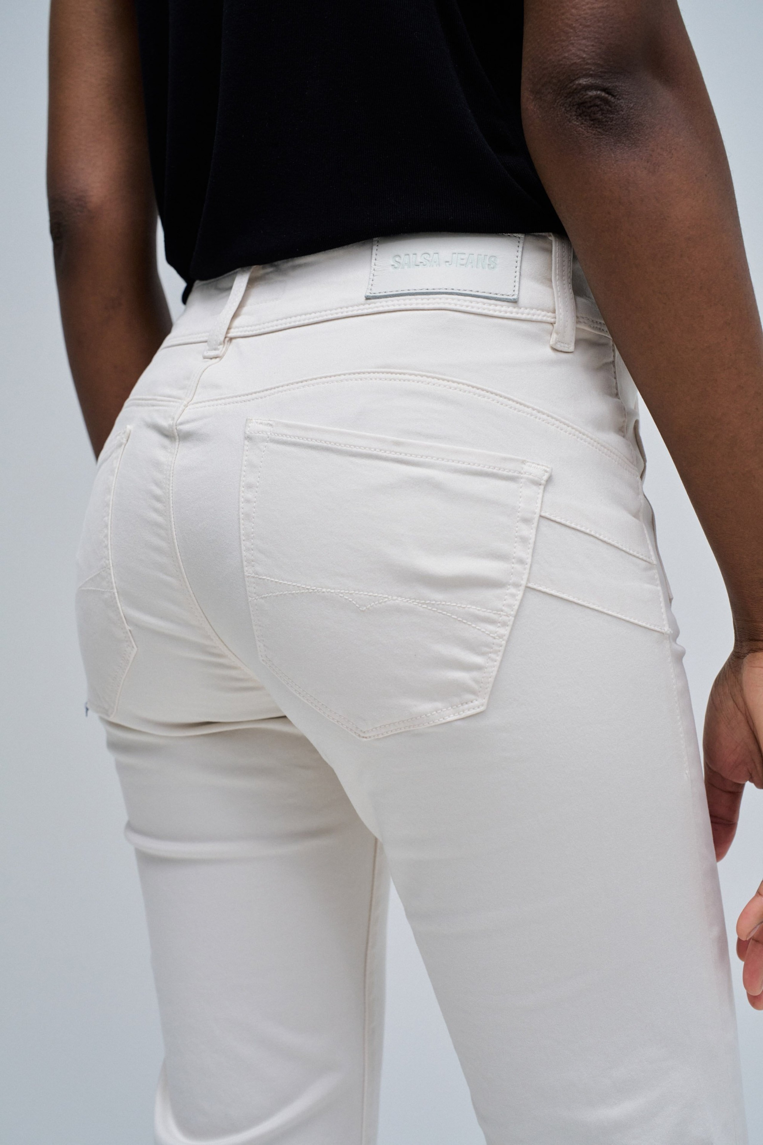 SECRET PUSH IN STRAIGHT JEANS