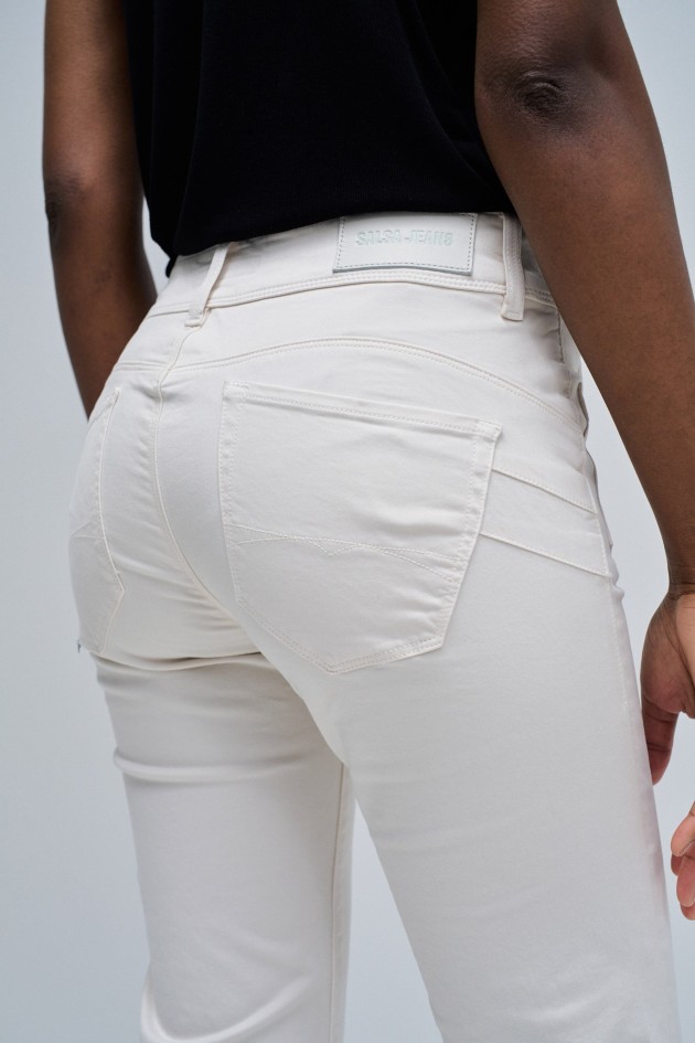 SECRET PUSH IN STRAIGHT JEANS