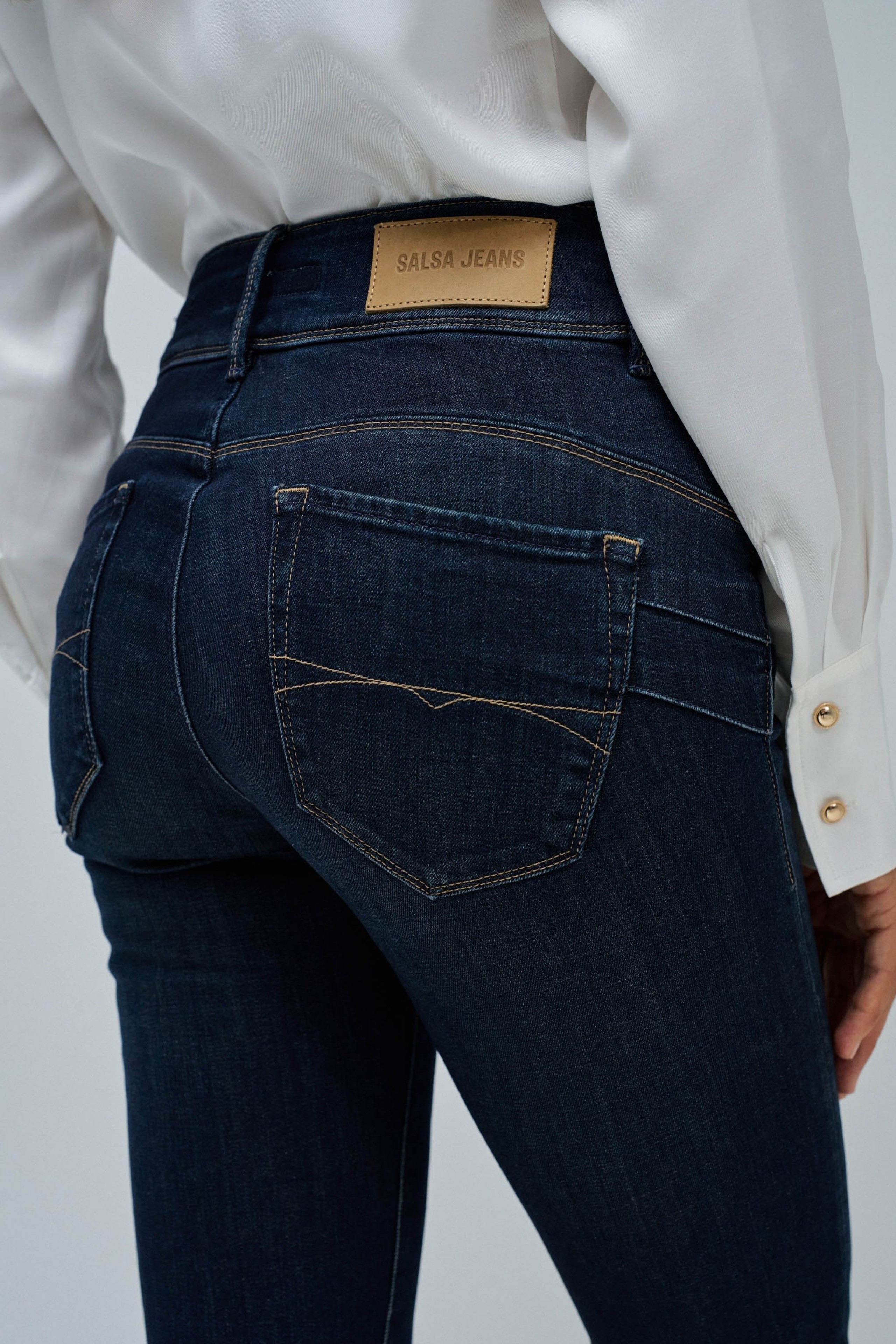 SECRET PUSH IN BOOTCUT JEANS