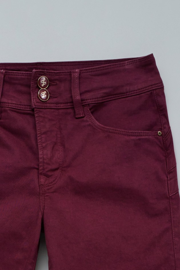 SECRET PUSH IN STRAIGHT JEANS