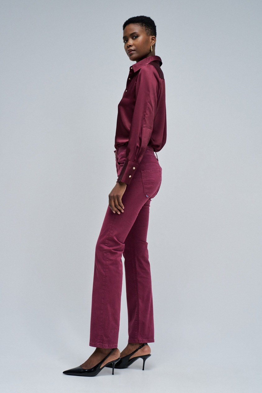 SECRET PUSH IN STRAIGHT JEANS