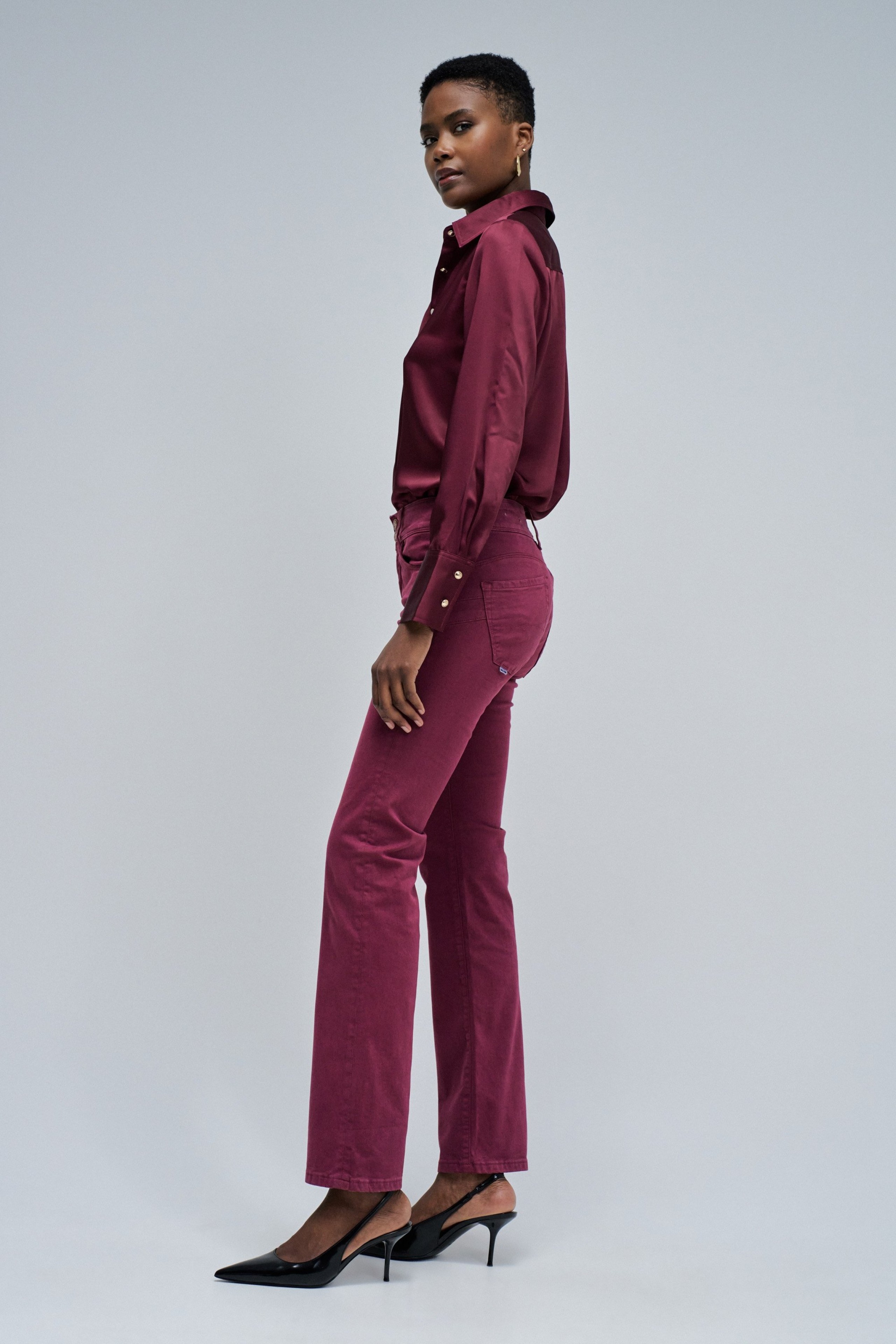 SECRET PUSH IN STRAIGHT JEANS