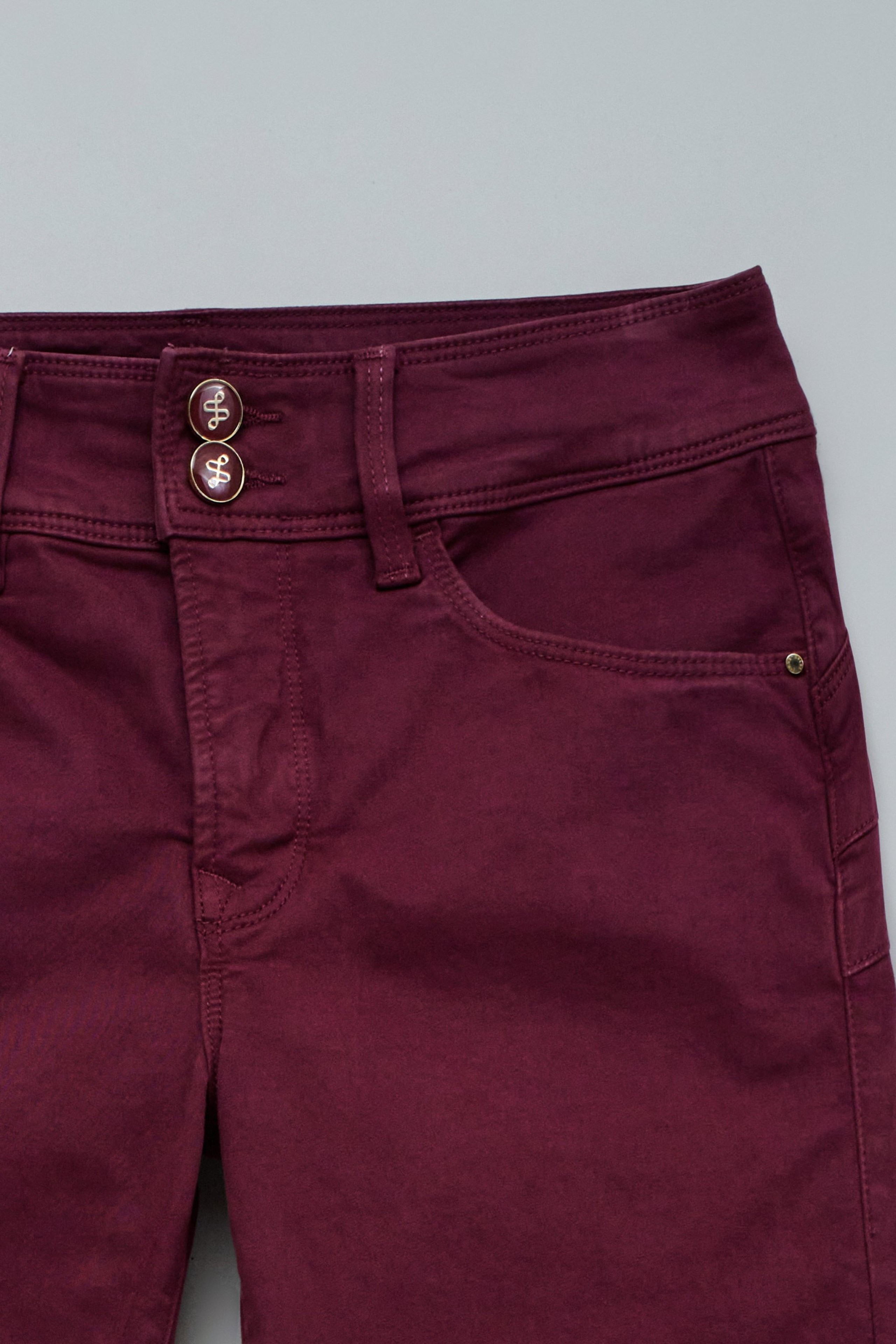 SECRET PUSH IN STRAIGHT JEANS