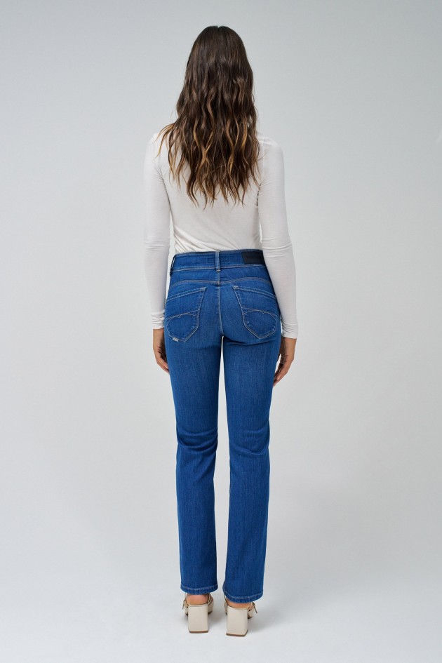 SECRET PUSH IN STRAIGHT JEANS