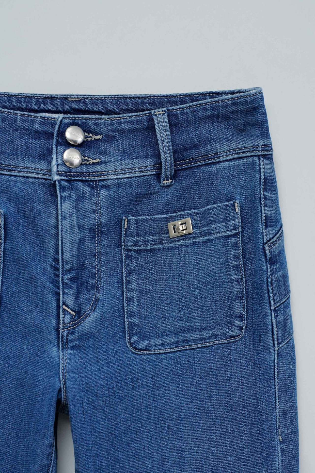 SECRET PUSH IN BOOTCUT JEANS