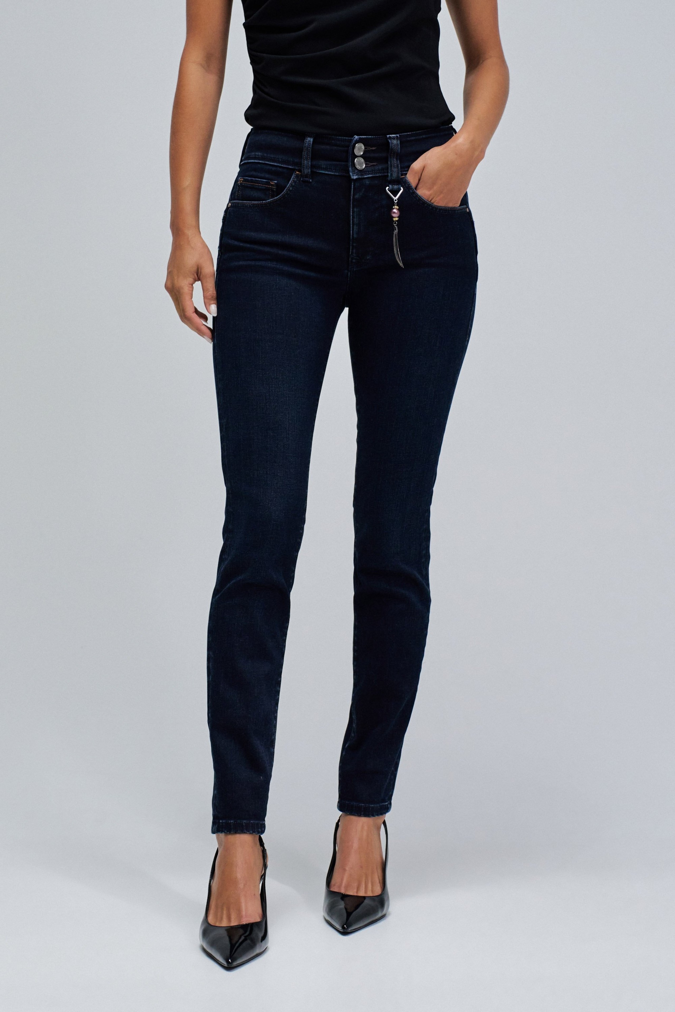 SECRET PUSH IN SKINNY JEANS