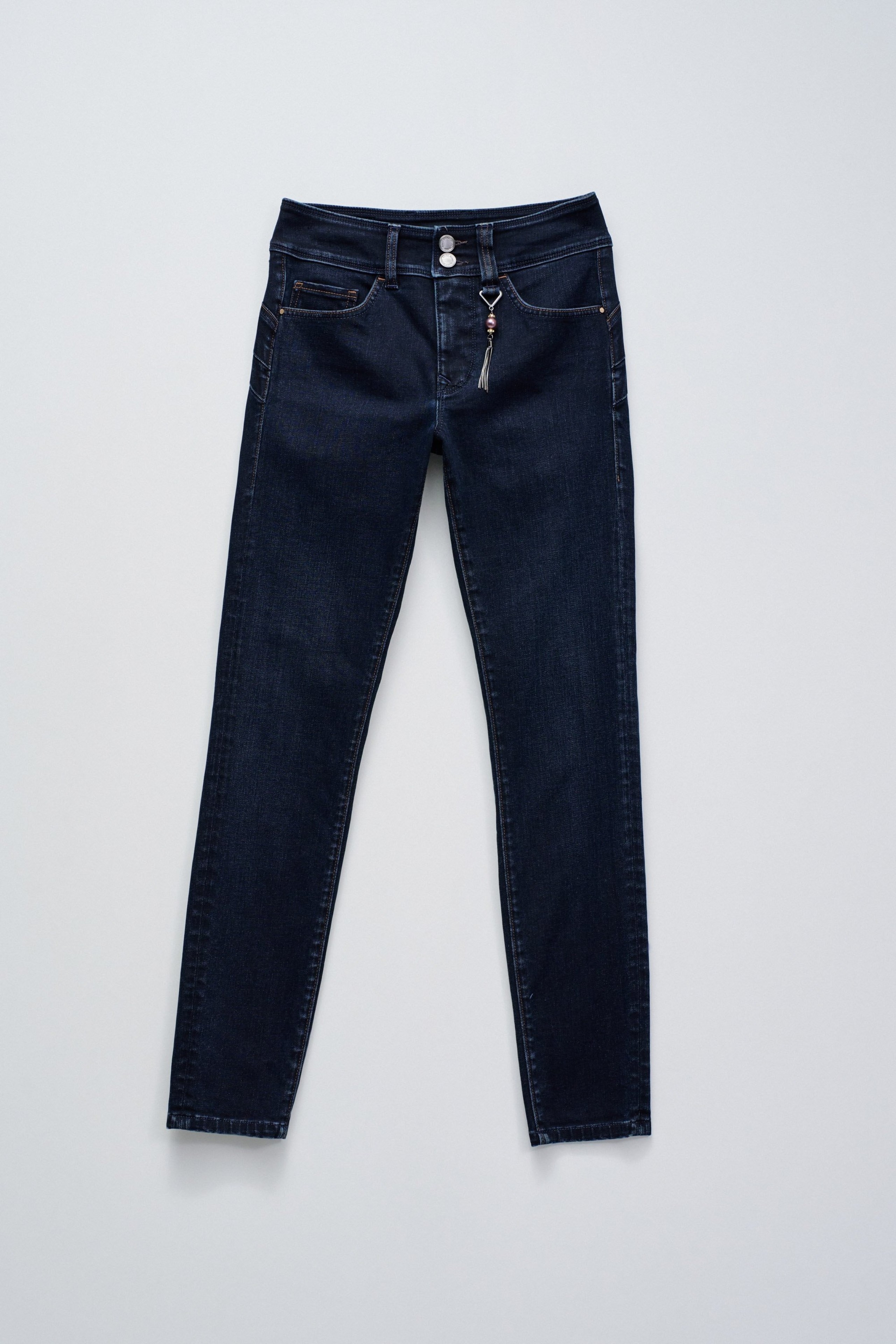 SECRET PUSH IN SKINNY JEANS