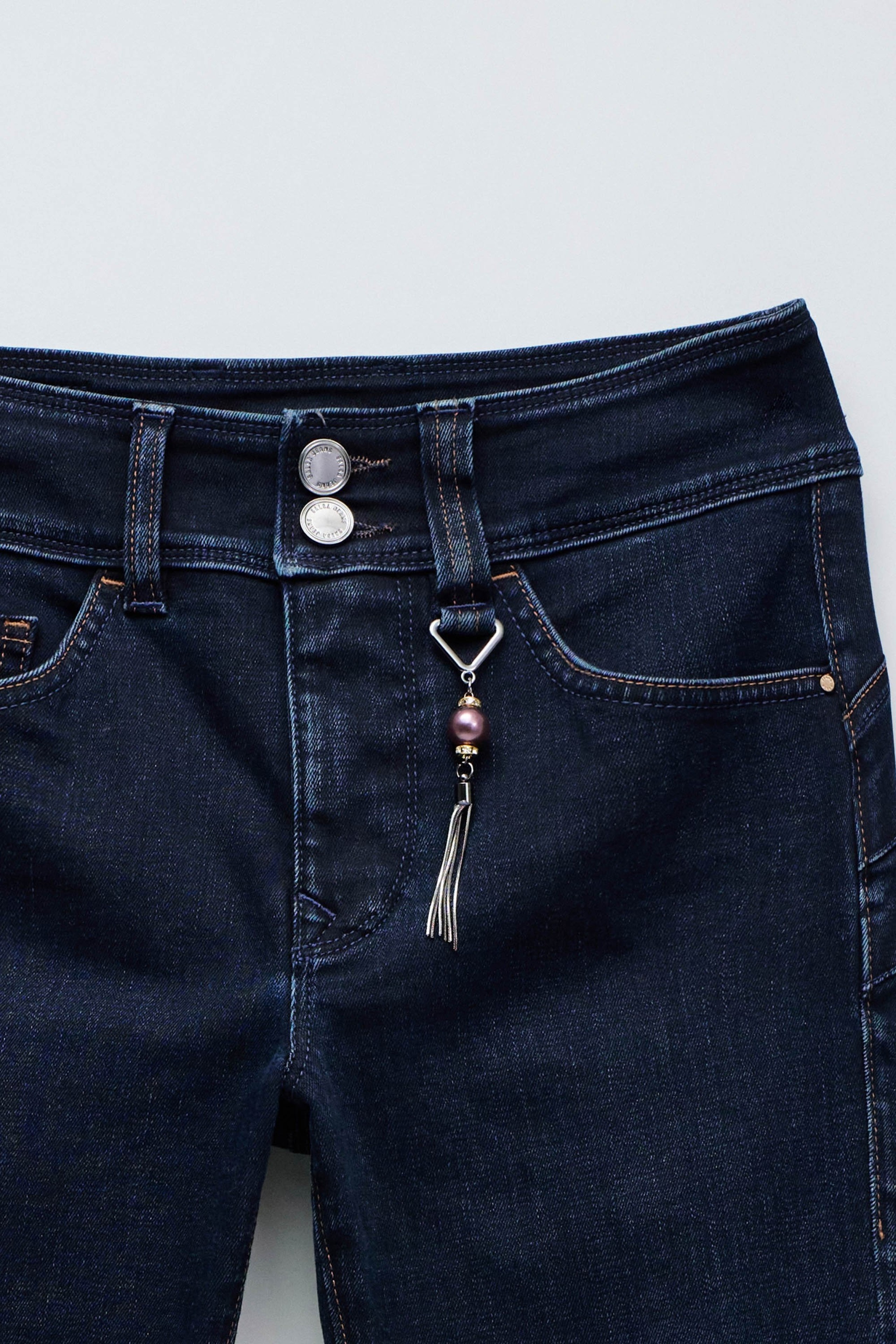 SECRET PUSH IN SKINNY JEANS