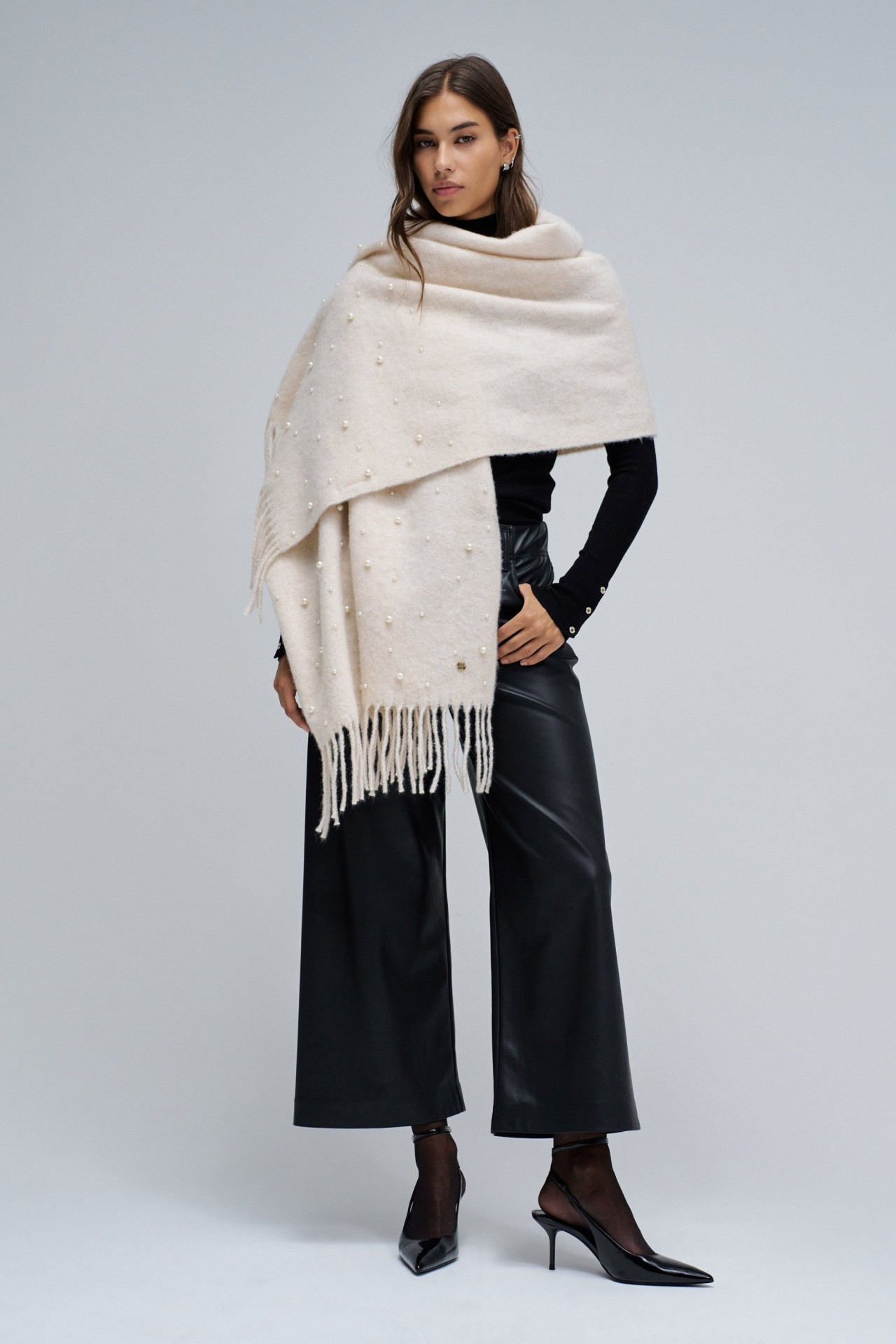 WOOL SCARF WITH PEARLS