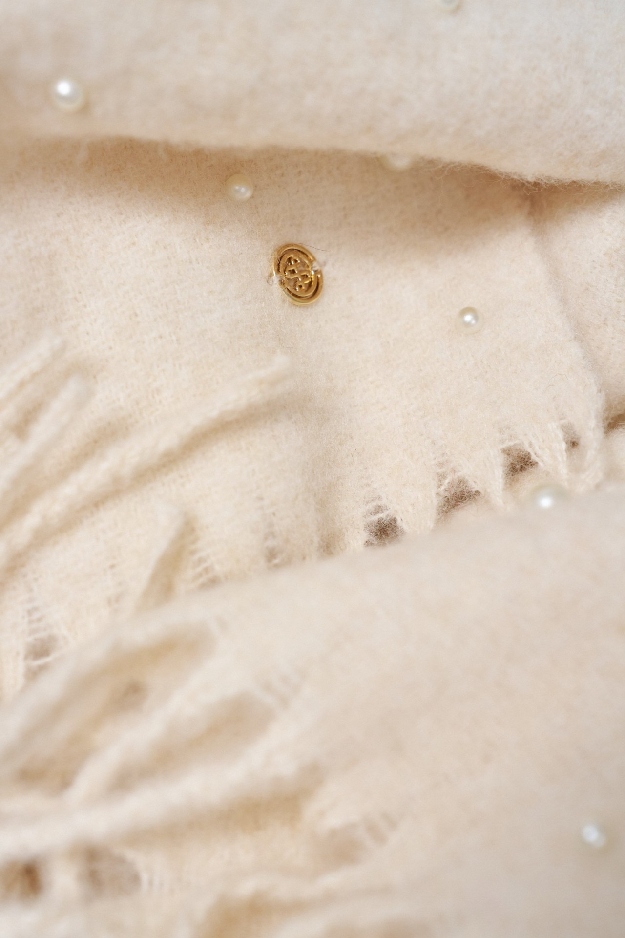 WOOL SCARF WITH PEARLS