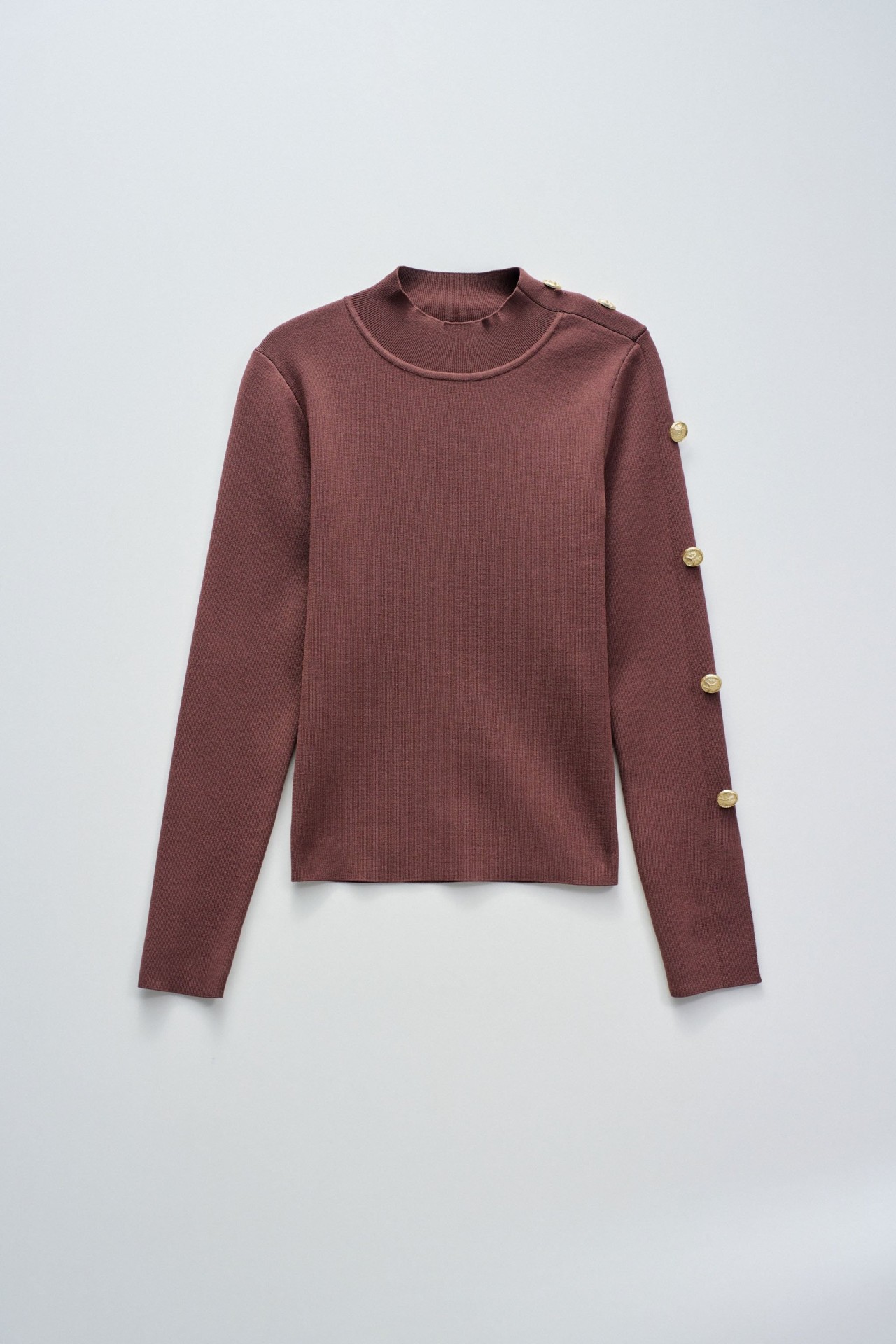 CAMISOLA DE MALHA COM BOTES DOURADOS