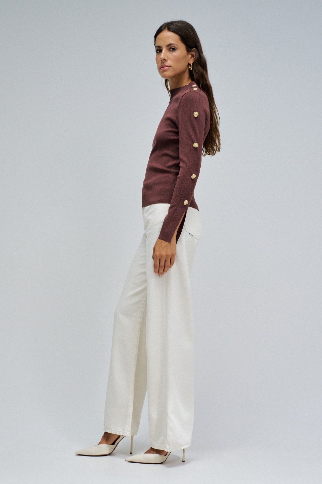 CAMISOLA DE MALHA COM BOTES DOURADOS