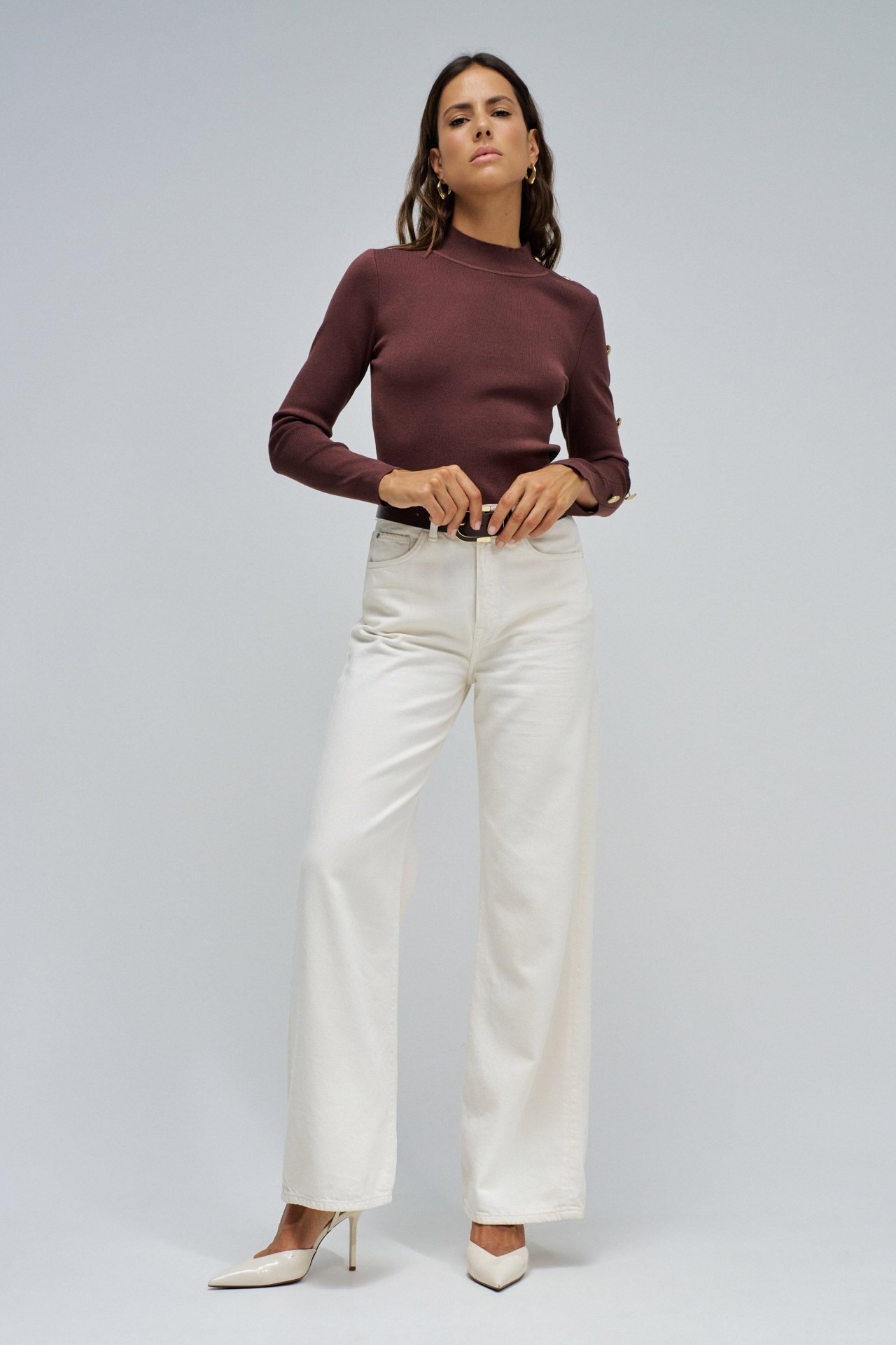 CAMISOLA DE MALHA COM BOTES DOURADOS