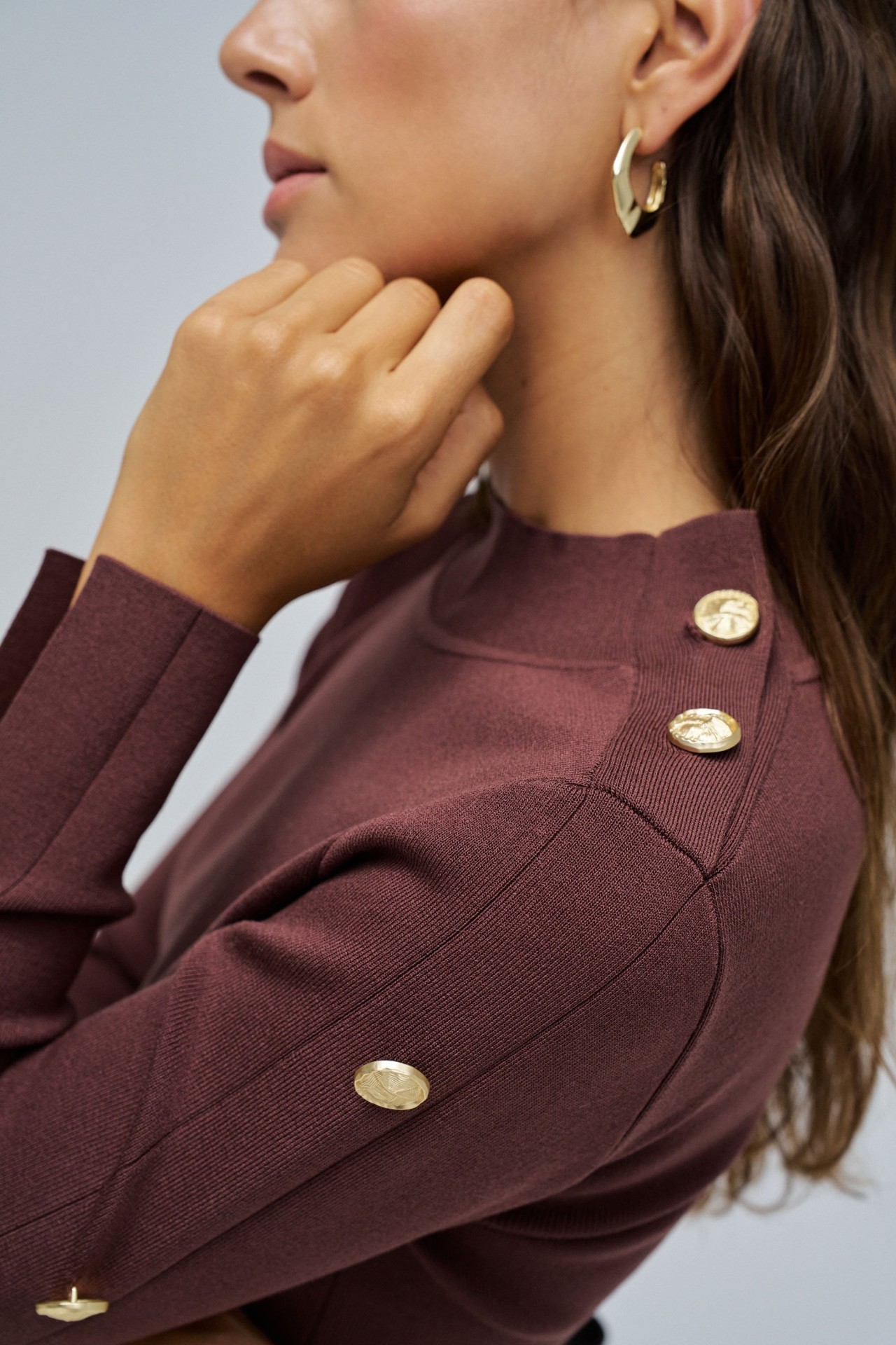 CAMISOLA DE MALHA COM BOTES DOURADOS