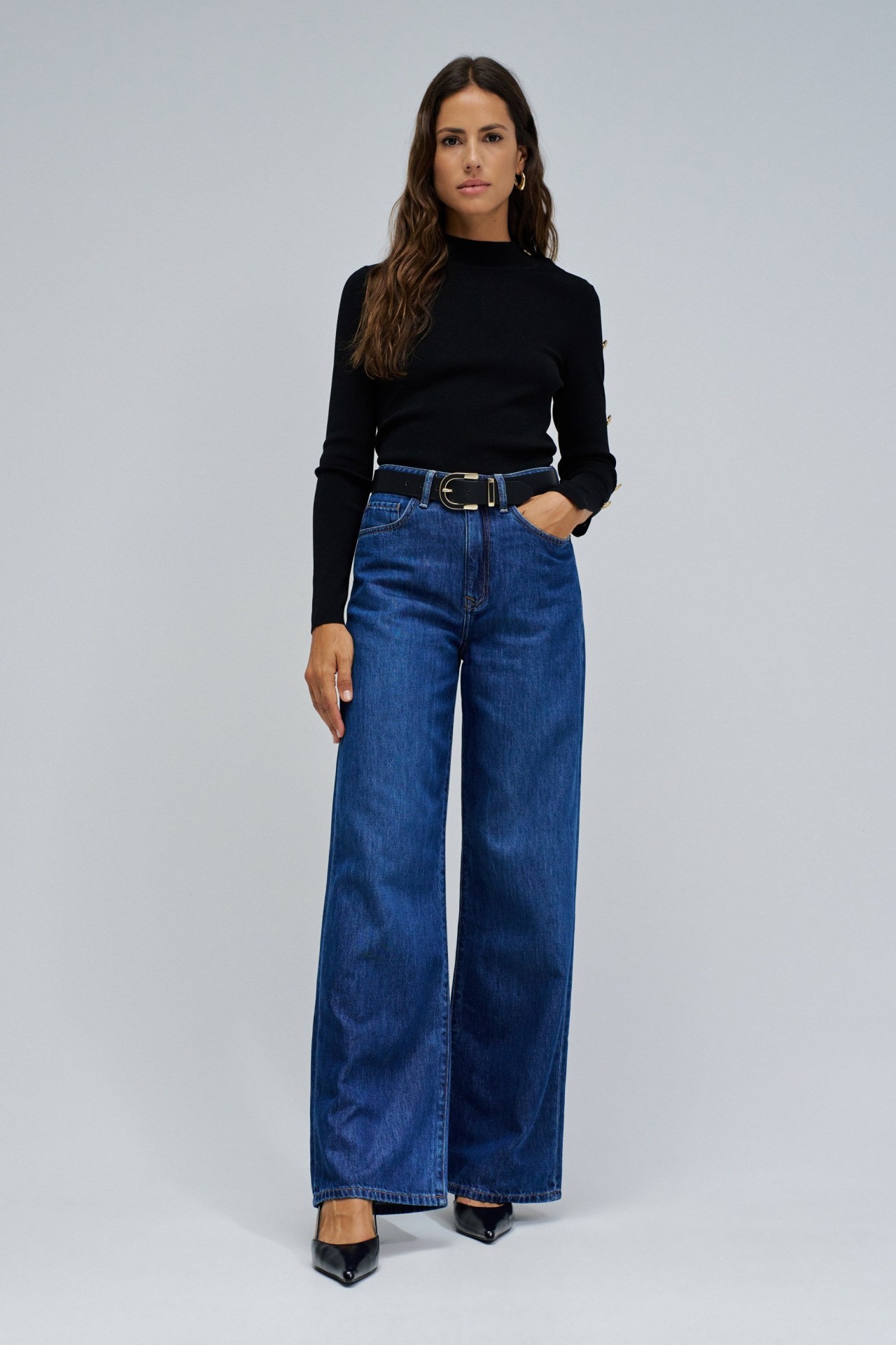 CAMISOLA DE MALHA COM BOTES DOURADOS