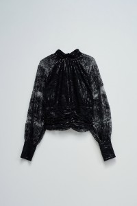 BLUSA COM LANTEJOULAS