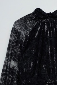 BLUSA COM LANTEJOULAS