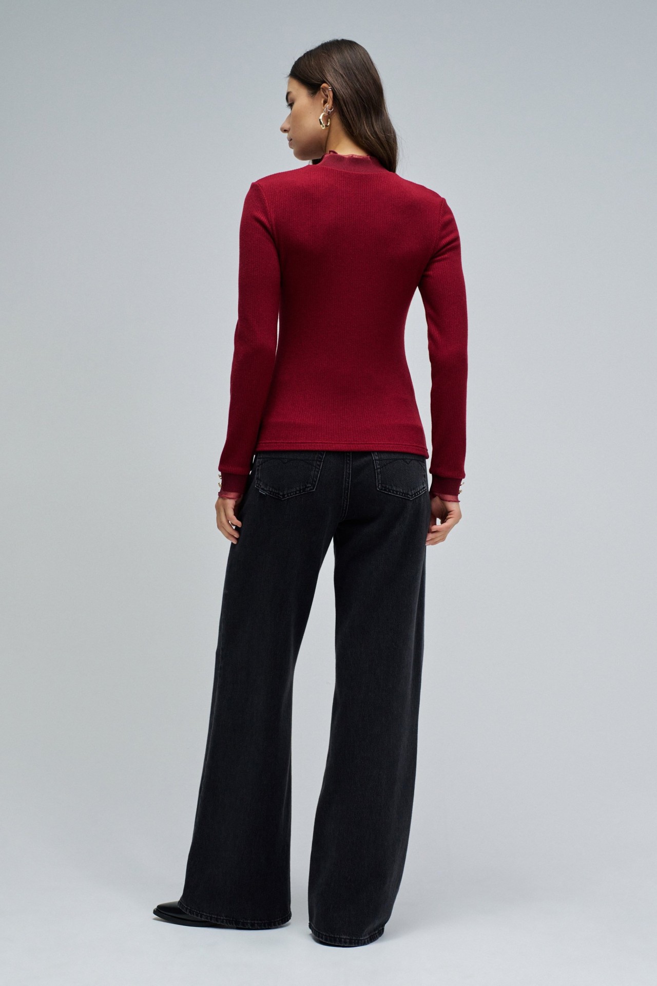 CAMISOLA DE MALHA COM GOLA EM TULE