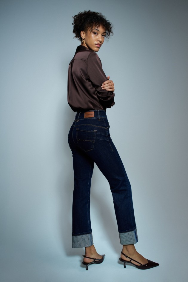 SECRET PUSH IN STRAIGHT JEANS