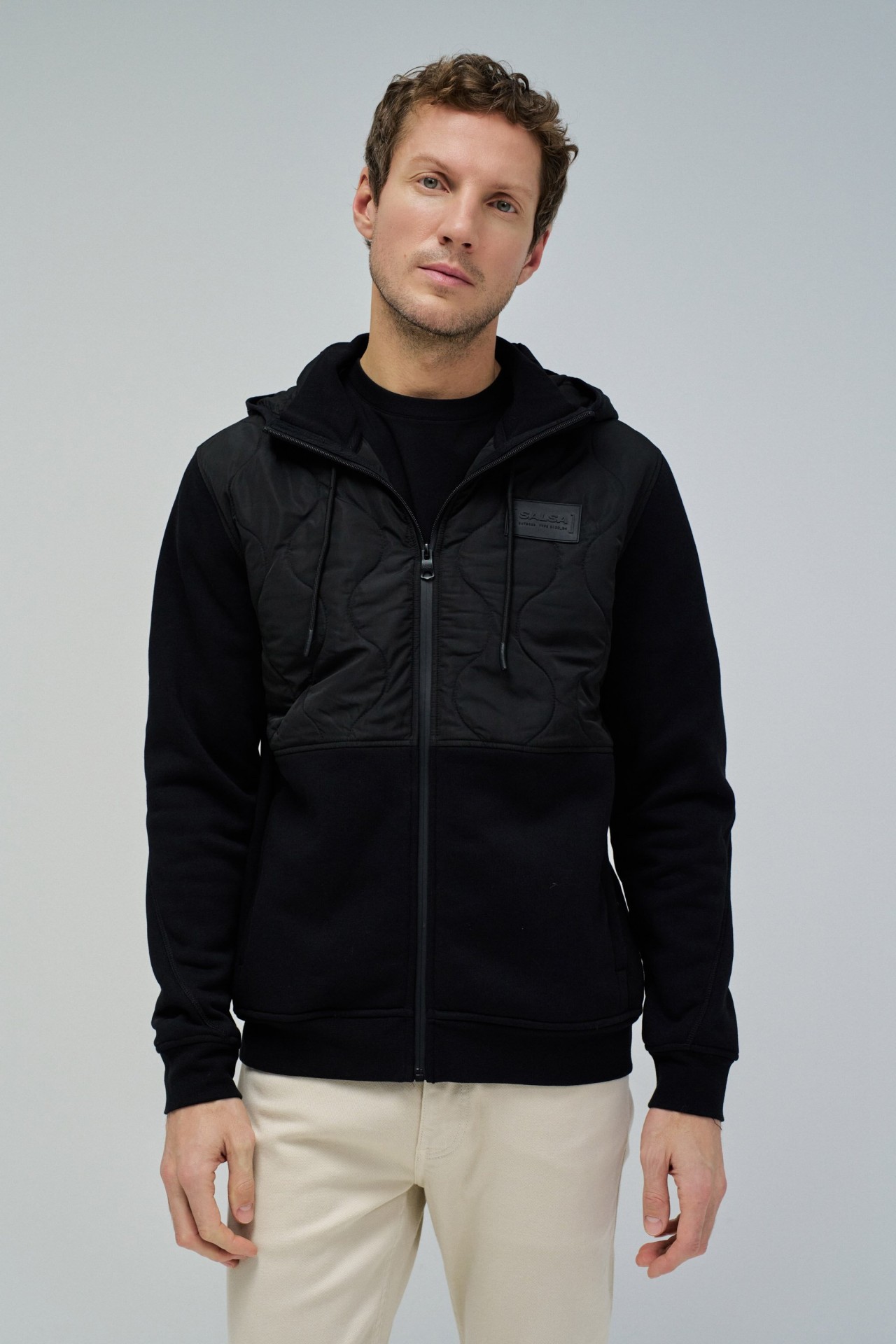 CHAQUETA CON MEZCLA DE MATERIALES