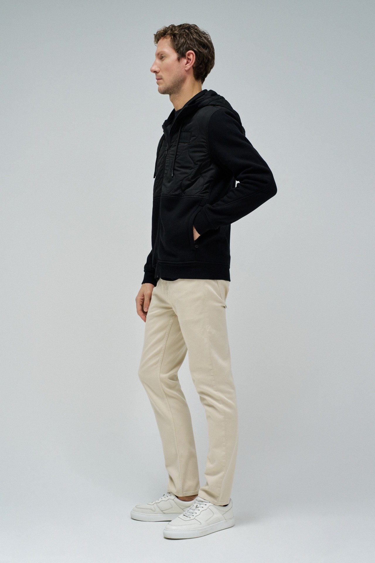 CHAQUETA CON MEZCLA DE MATERIALES