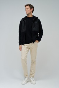 CHAQUETA CON MEZCLA DE MATERIALES