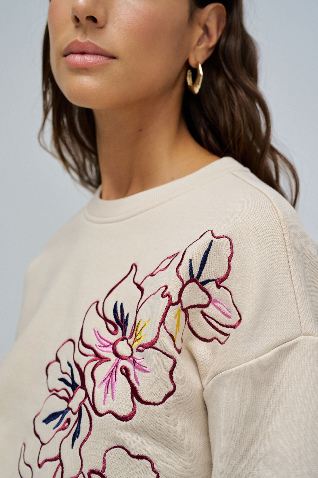 SWEATSHIRT WITH FLORAL EMBROIDERY