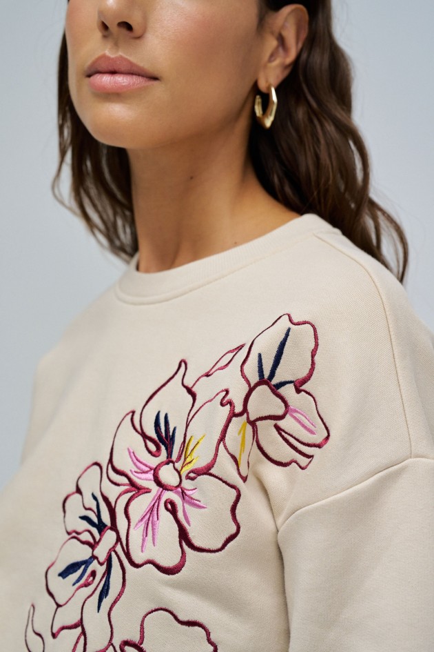 SWEATSHIRT WITH FLORAL EMBROIDERY