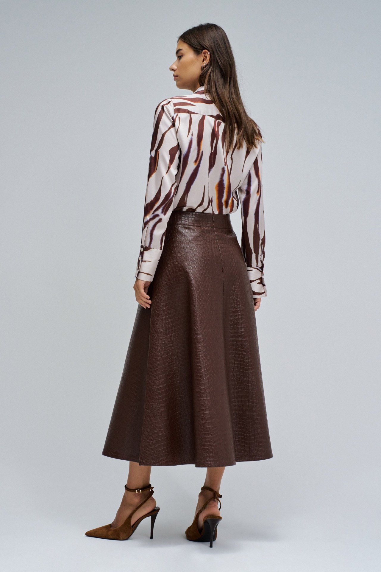 FALDA MIDI EFECTO PIEL CON CINTURN